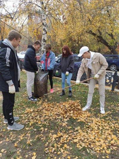 «Трудовой десант» НЮИ (ф) ТГУ помог с уборкой городских улиц