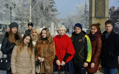 Возложение цветов к бюсту трижды Героя Советского Союза